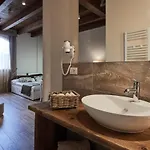 בית חווה Il Castelluccio Country Restaurant & *